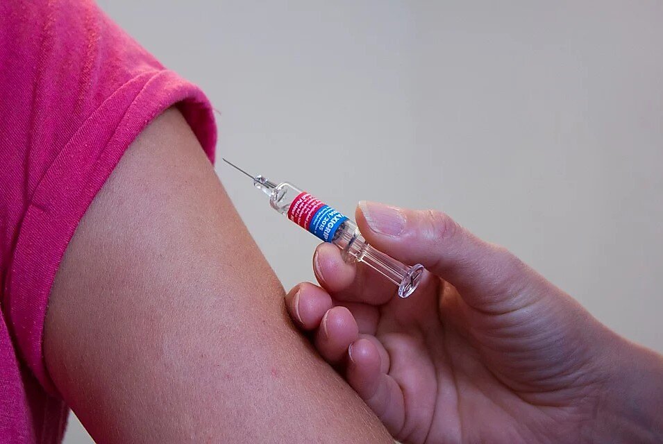 https://pixabay.com/photos/vaccination-doctor-syringe-medical-1215279/